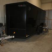 Une pièce camouflée avait été construite dans le fond du local d’entrepôt. Une remorque noire était utilisée comme laboratoire clandestin.