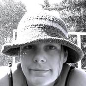 Jennifer Provencal qui porte un chapeau.