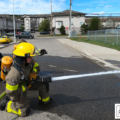 Photo des élèves qui apprennent à utiliser des boyaux d’incendie à haute pression