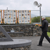 Gary Bass, sous-commissaire à la retraite de la GRC, au monument commémoratif d’Air India à Ahakista, dans le comté de Cork en Irlande. Il s’y rend chaque année depuis le 23 juin 1997. On le voit ici déposer une couronne de fleurs au nom de la GRC, en l’honneur des 329 victimes. Photo fournie par Gary Bass.