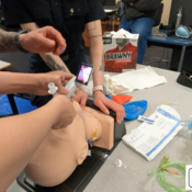 Photo des élèves qui apprennent à intuber un patient