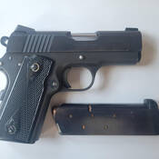 Pistolet semi-automatique de calibre .45 prohibé saisi.