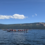 Photo de l’un des trois canots de la GRC pagayant aux côtés d’autres canots participant à la dernière étape de l’excursion en canot « Pulling Together » de Mill Bay à Cowichan Bay, au large de l’île de Vancouver.
