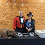 Mike Duheme, commissaire de la GRC, et Cindy Daniels, chef des tribus des Cowichan, au centre culturel Quw’utsun.