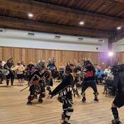 Photo d’une prestation mémorable des danseurs Tzinquaw. Leur tenue culturelle vibrante et leurs chants traditionnels ont donné vie aux enseignements culturels et ont laissé une impression durable sur tout le monde.