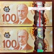 Deux faux billets de 100 $. En haut de la partie métallique, il est écrit, en petites lettres, « prop money » en anglais.