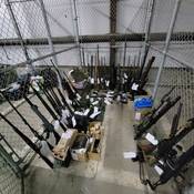 De nombreuses armes à feu ont été saisies par les policiers lors des perquisitions de janvier 2024.