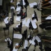 De nombreuses armes à feu ont été saisies par les policiers lors des perquisitions de janvier 2024.