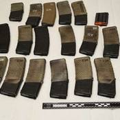 Chargeurs à haute capacité saisis.