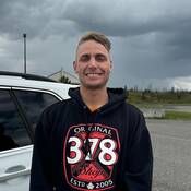 Buddy Rhodes souriant sous un ciel gris