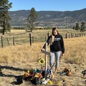 Alix Legouffe se tient près d’un mémorial érigé en bordure de la route à la mémoire de son frère, Buddy Rhodes