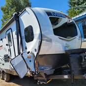 Une roulotte Minilite blanche était remorquée par une camionnette GMC Denali noire lorsqu’une collision mortelle est survenue à Fanny Bay