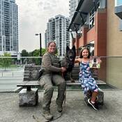 Photo d’Elisa, de la caporale Carter et du chien policier Loni