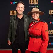 Photo de la sergente Pollock avec Dallas Smith