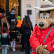 Des enfants déguisés viennent pour Halloween.