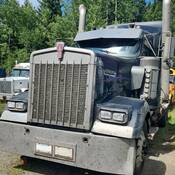 Ce semi-remorque noir Kenworth a été impliqué dans une collision mortelle pour laquelle la police recherche un témoin clé