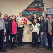 **Photo jointe (de gauche à droite) - Phillip Kilpatrick, Harvey Tulk, Luana Bussieres, le surintendant Keith Horwood, la sergente d’état-major Sabrina Clayton, Pam Burns, Lindsey Thibeau, Jay Bueckert**.