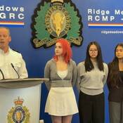 L’inspecteur Martin Guay de la GRC à Ridge Meadows en compagnie d’Indiana Gerard, de Chloe He et de Sophia Jasemianaasl à la cérémonie de reconnaissance