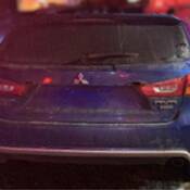 Les enquêteurs ont appris que deux ou trois personnes ont enlevé la plaque d’immatriculation et quitté les lieux à pied avant l’arrivée des policiers.