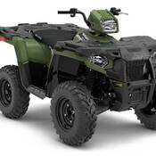 Image de photothèque d’un VTT Polaris Sportsman vert et noir.