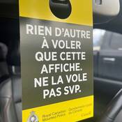 Avis aux criminels potentiels : il n’y a rien à voler à l’intérieur du véhicule.