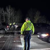 Agents de police se préparant à vérifier les facultés des conducteurs