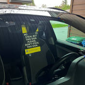 Avis d'alerte à la criminalité automobile vu à travers la vitre d'une voiture