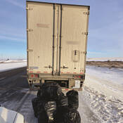 Le tracteur routier immobilisé avec les articles saisis derrière lui