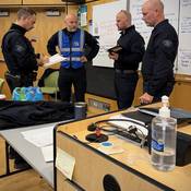 Les négociateurs se réunissent et mettent en commun des renseignements dans un centre de commandement pendant l’exercice de formation.