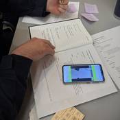 L’équipe de négociation prend des notes détaillées à mesure que se déroule le scénario de formation.