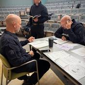 Les agents travaillent ensemble pour recueillir et examiner des renseignements pendant que les négociations avec le suspect se déroulent au cours du scénario de formation.