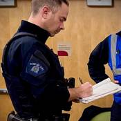 Un agent prend des notes pendant l’exercice de formation.