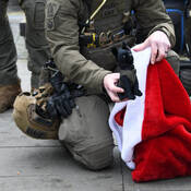 Uniforme de police vert avec un sac rouge et blanc
