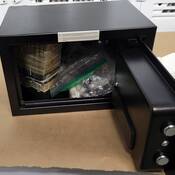 Photo de drogue et d'argent trouvés dans un coffre-fort saisi par la police.