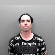 Une photo de Bruce Adams, homme recherché.