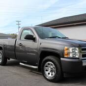 Une Chevrolet Silverado 2010 grise.