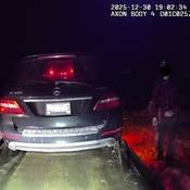 Un conducteur regarde son VUS Mercedes être chargé dans une dépanneuse. L’homme dit à la police qu’il roulait trop vite pour éviter les wapitis