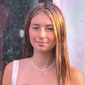 Vignette: Photo de Chloe Plant qui a de longs cheveux bruns avec des mèches blondes.