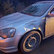 Cette Acura grise, en piteux état, a été remorquée après un excès de vitesse et parce qu’elle n’était pas conforme aux normes de sécurité