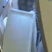 Un suspect aperçu en train de dérober un coffre-fort blanc au QEC