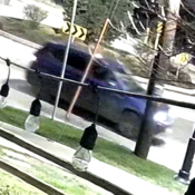 Véhicule suspect vu du côté droit