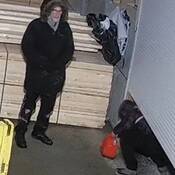 Photo montrant un homme et une femme. L’homme est vêtu d’un manteau d’hiver noir et porte des lunettes à monture noire et une barbe grise, alors que la femme est vêtue d’une veste à carreaux mauves et noirs ainsi que de bottes d’hiver.