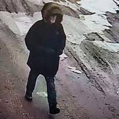 Photo d’un homme vêtu d’un manteau d’hiver noir et portant des lunettes et une barbe grise.