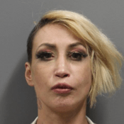 Vignette : Taylor Lepine qui a de longs cheveux blonds.