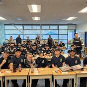 École de gendarmerie pour les jeunes de la GRC de Richmond : photo d’un groupe en classe, 2025