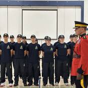 Un officier responsable de la GRC de Richmond inspecte les jeunes cadets