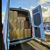 La poursuite d’une enquête a mené à une nouvelle perquisition et à la saisie de 163 caisses de tabac illicite par des agents des Services de sécurité routière.