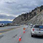 Des agents du groupe de l’application de la loi et de la sécurité des véhicules commerciaux et de la Patrouille routière de la C.-B. arrêtent des véhicules commerciaux sur la route 97 près de Summerland