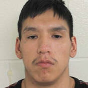 Lyndon Alexan<br />
<br />
Pseudonymes : aucun<br />
<br />
Sexe : homme<br />
<br />
Âge : 27 ans<br />
<br />
Taille : 5 pieds 9 pouces<br />
<br />
Poids : 139 livres<br />
<br />
Cheveux : noirs<br />
<br />
Yeux : bruns<br />
<br />
Cicatrices ou tatouages : tatouage sur l'épaule gauche - LA<br />
<br />
Pourrait se trouver dans l’une de ces collectivités :<br />
La Première Nation du lac Island, SK; Loon Lake, SK; Makwa, SK<br />
<br />
Infractions : <br />
Agression armée, décharger un fusil à vent, usage d’une fausse arme à feu, port d’arme dans un dessein dangereux