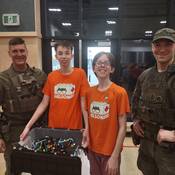 Équipe 'Nelson Nerds' composé de Eric Bibby et Kasper Breisnes avec des membres de l'équipe du Groupe tactique d’intervention